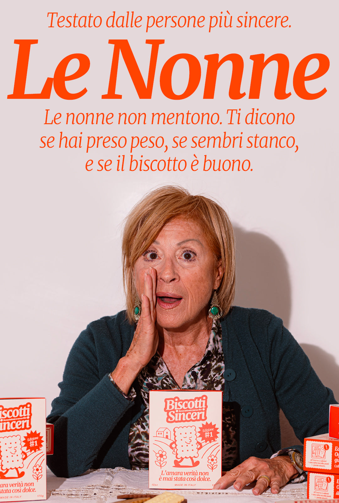 Una nonna con la mano davanti alla bocca, dietro un tavolo coperto di confezioni di Biscotti Sinceri, sotto il titolo «Le Nonne»