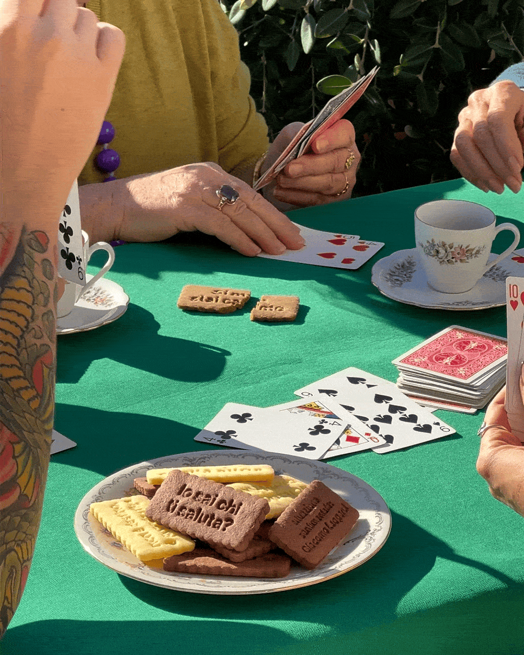 Partita a carte fra amiche, con un piatto di Biscotti Sinceri in mezzo al tavolo