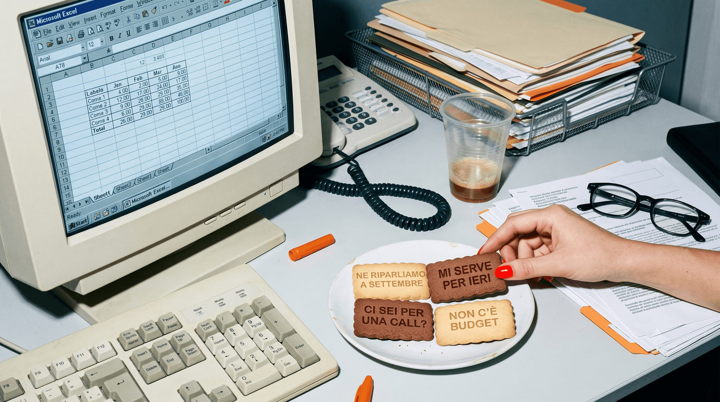 Biscotti Sinceri con frasi da ufficio su una scrivania anni novanta