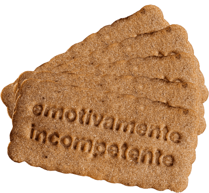 Cinque Biscotti Sinceri al caffè disposti a ventaglio, con la frase «emotivamente incompetente» impressa sopra
