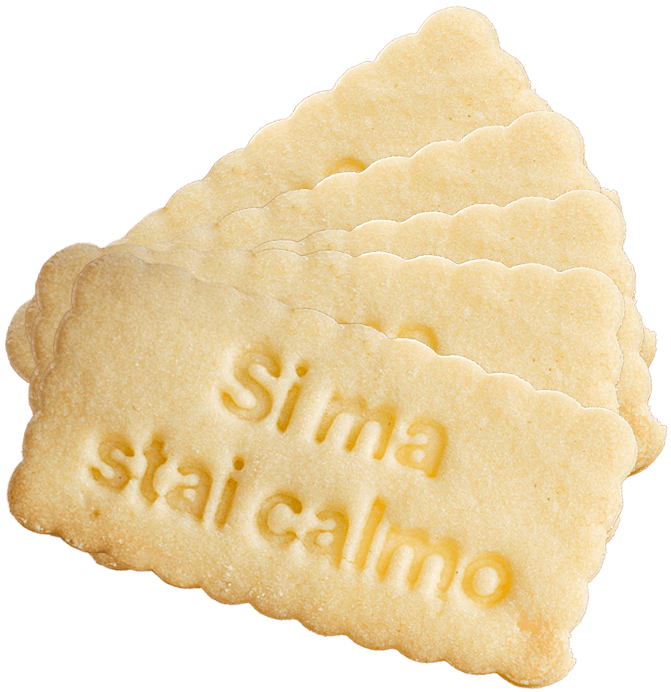 Cinque Biscotti Sinceri alla vaniglia disposti a ventaglio, con la frase «Si ma stai calmo» impressa sopra